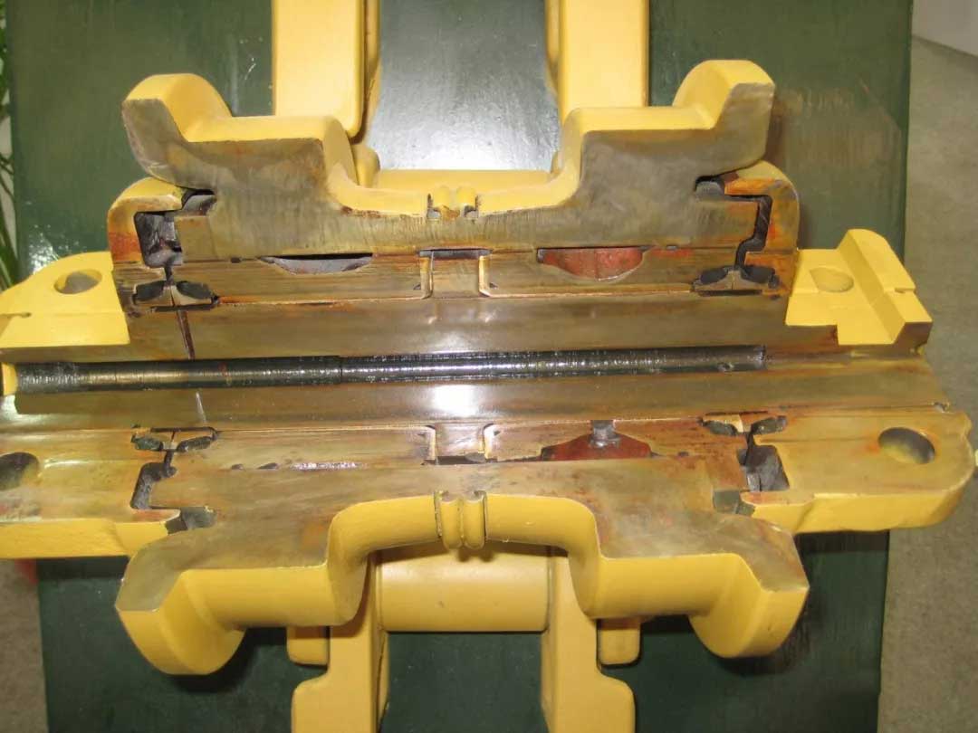 BULLDOZER TRACK ROLLER STRUCTURE